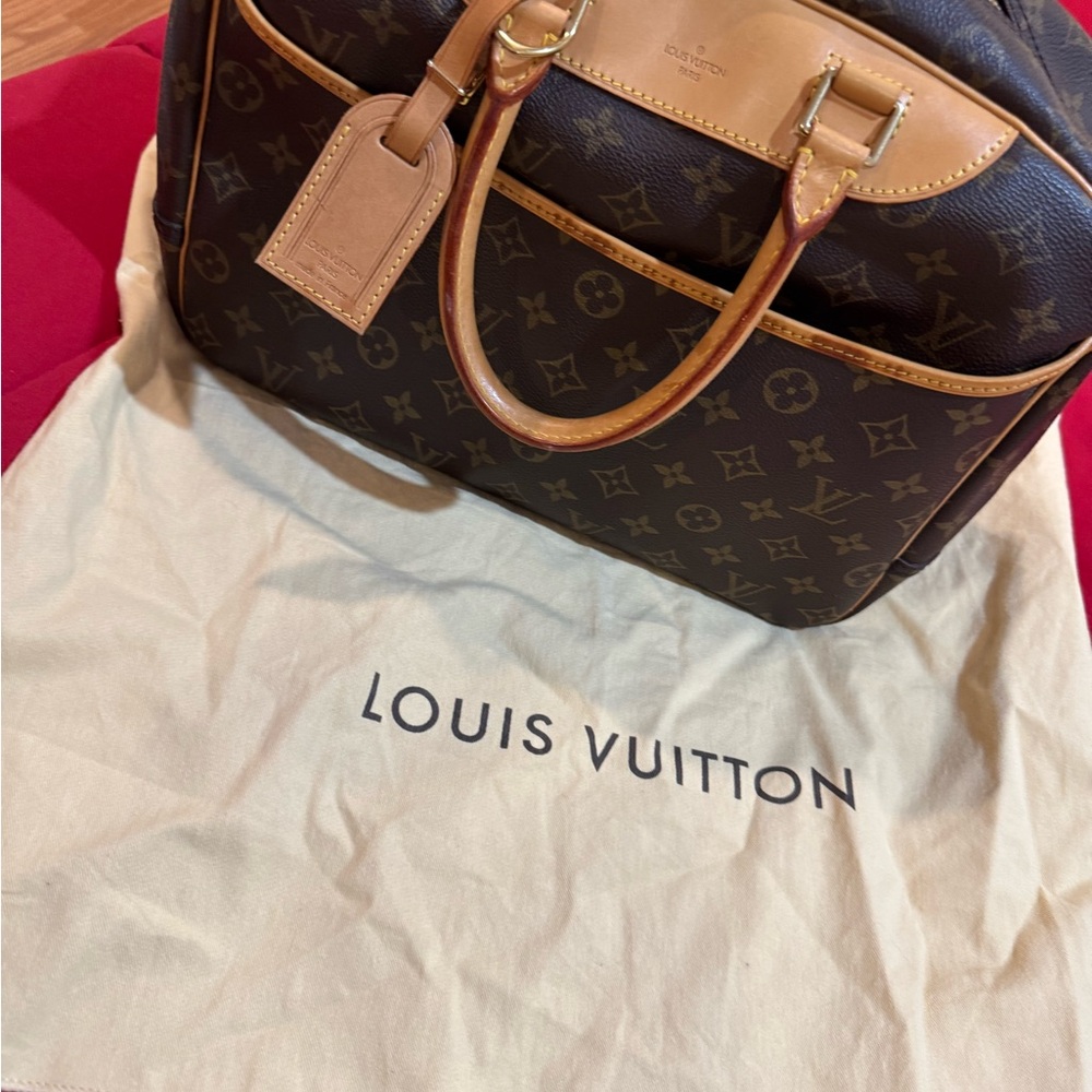 Preloved beautiful condition Louis Vuitton DeauvilleBag